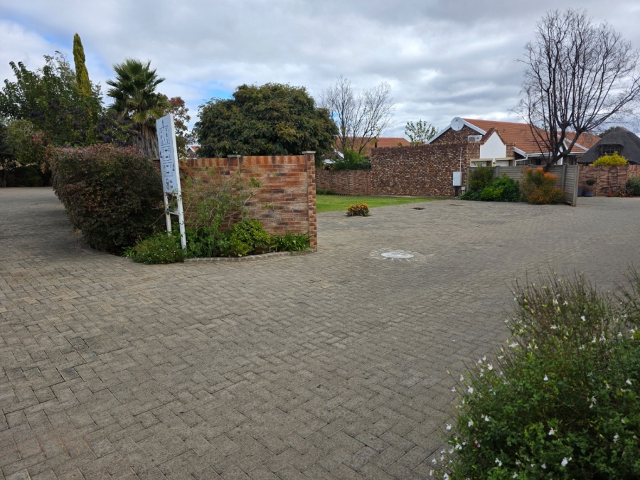 2 Bedroom Property for Sale in Langenhovenpark Free State